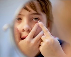 Со скольки лет можно носить линзы детям?